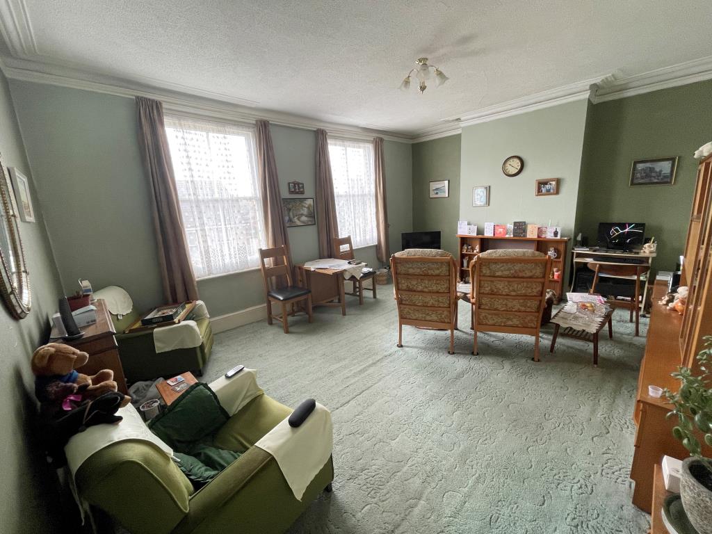 Lot: 98 - THREE-BEDROOM MAISONETTE FOR INVESTMENT -